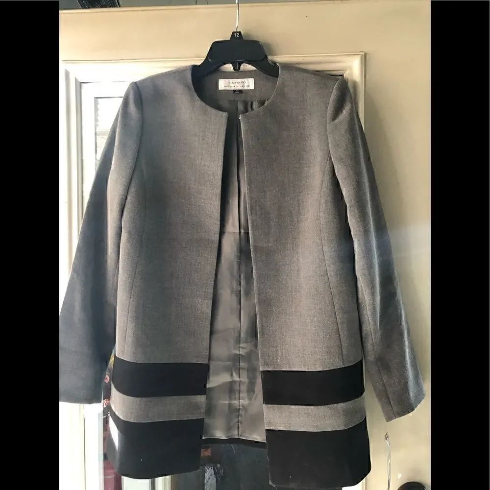 NWT Tahari Gray and black open blazer